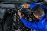 Mecánico trabajando bajo un vehículo