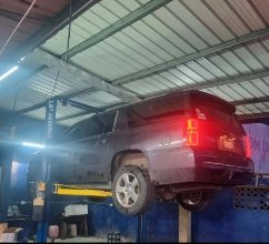 Vehículo elevado en el taller Servitransmisiones Panamá